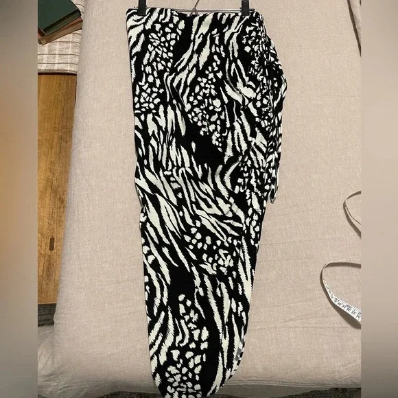 Veronica Beard | Ari Skirt in Black Ikat Print, Size 4 - Picture 3 of 6